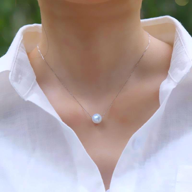 collier avec perle porté