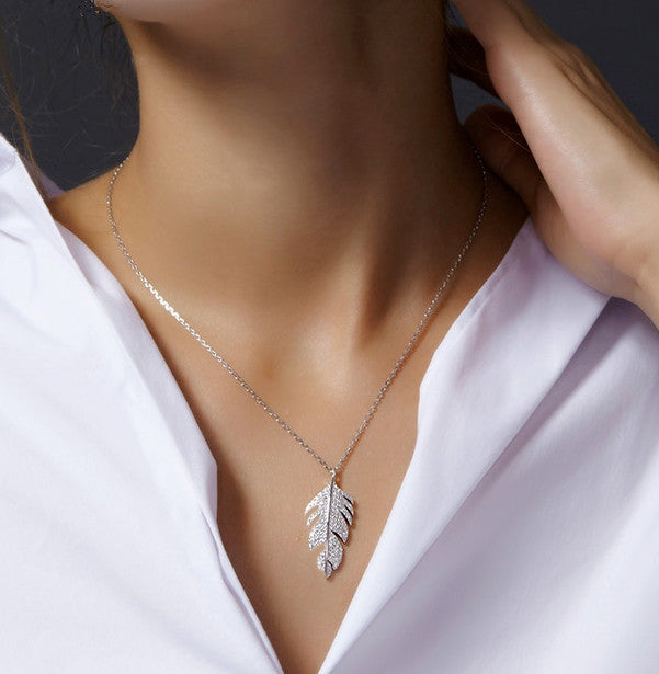 Collier plume porté