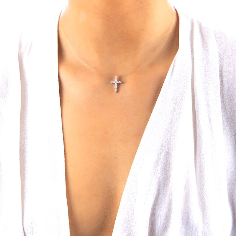 Collier croix porté