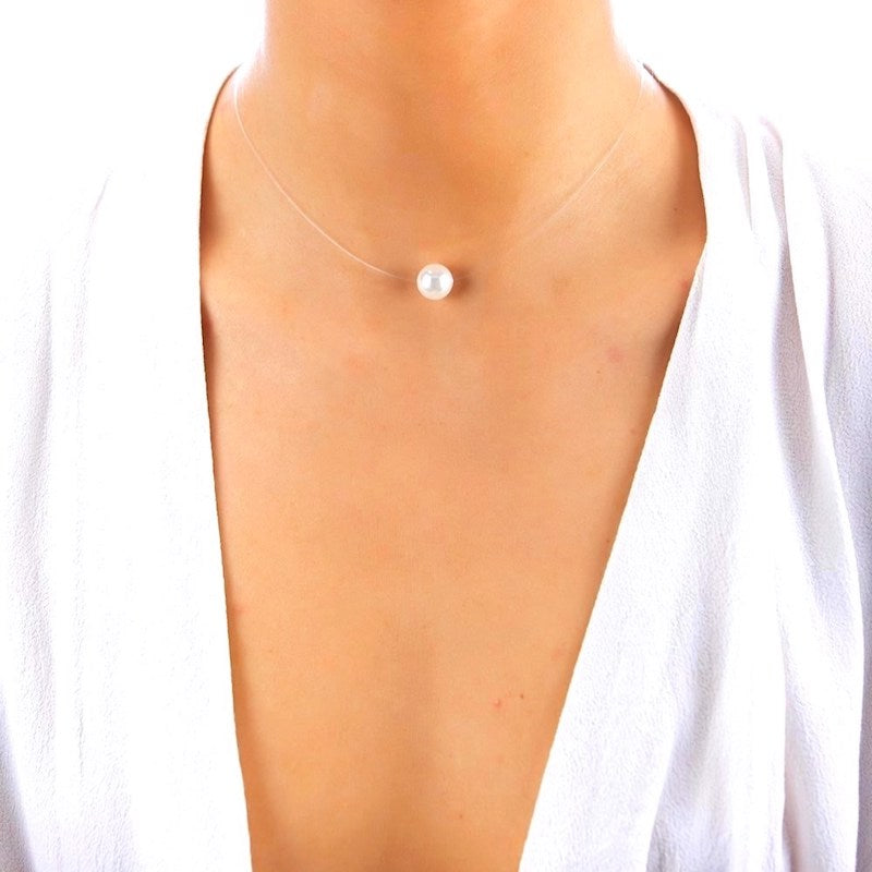 Collier fil nylon perle porté